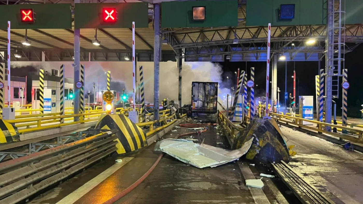 Kierowca ciężarówki staranował bramki na autostradzie 