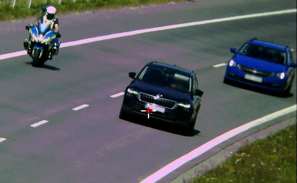 odstep-miedzy-pojazdami-policja-robi-zdjecia-kierowcom-38580166.jpg