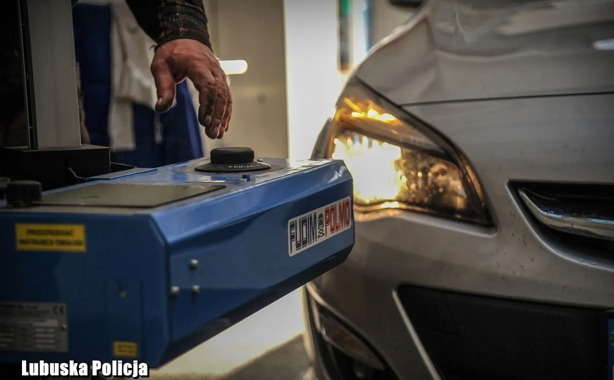 swiatla-do-kontroli-akcja-policji-na-polskich-drogach-38325251.jpg