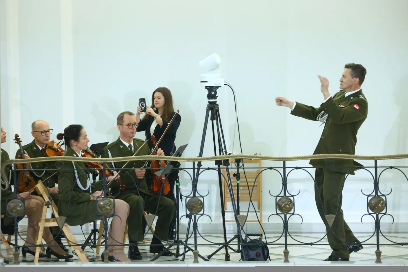 Spotkanie opłatkowe w Sejmie. Dyrygent skradł show [WIDEO]