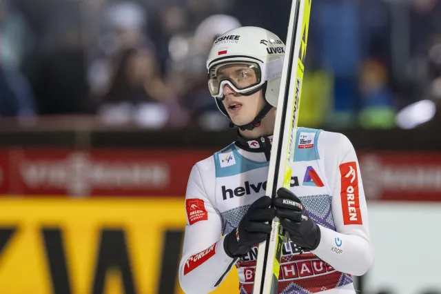 PŚ w skokach. Tomasiak bisko podium w Engelbergu. Embacher pobił rekord skoczni