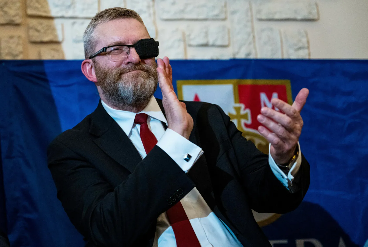 Polacy jednoznacznie o delegalizacji partii Grzegorza Brauna. SONDAŻ nie zostawia wątpliwości