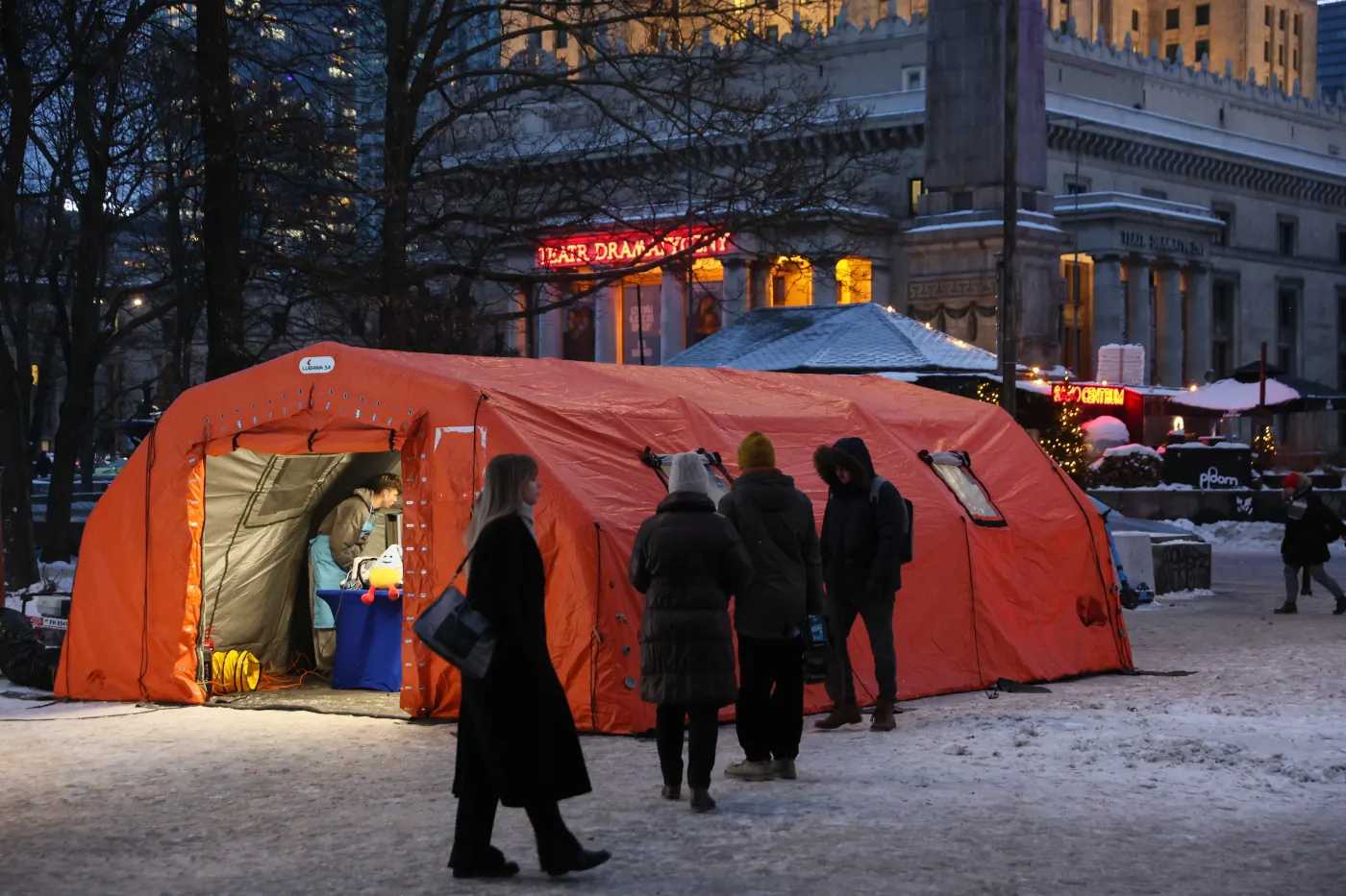 ogrzewany-namiot-przy-stacji-metra-centrum-w-warszawie-39002904.jpg