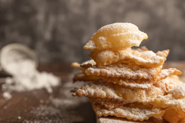 Włoskie "ploteczki" na karnawał, czyli pyszne i cieniutkie faworki. Kilka składników i gotowe