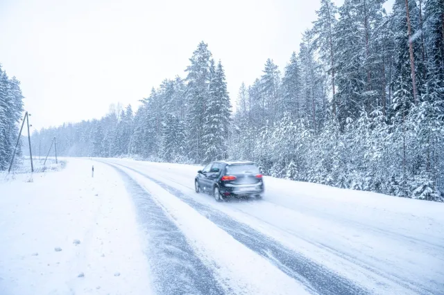 Potężne śnieżyce uderzą w Polskę. Będą zawieje śnieżne i ślizgawica. IMGW ostrzega przed bardzo trudnymi warunkami na drogach