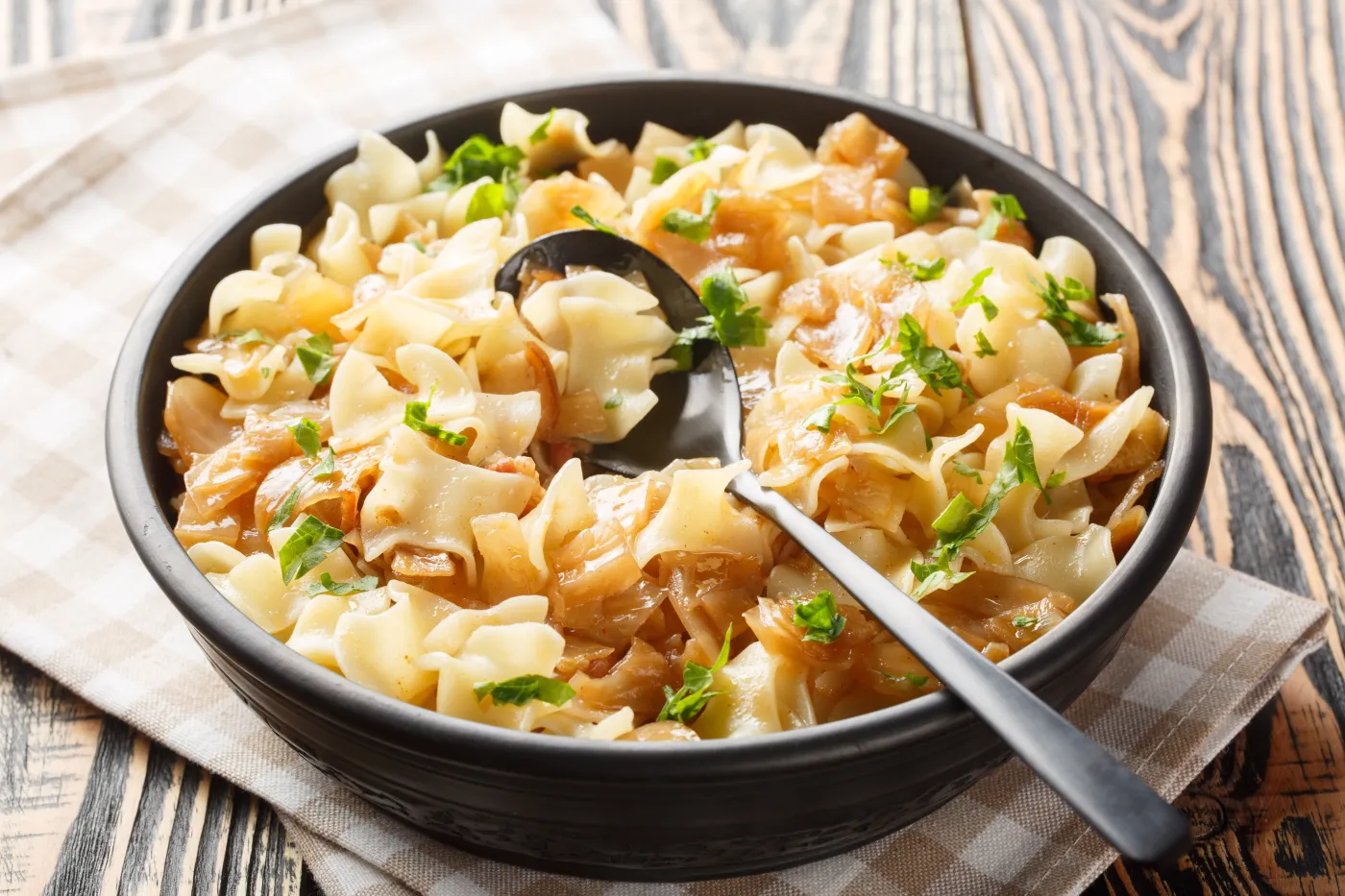 Kapusta zasmażana z PRL. Prosta, wyrazista i zawsze przygotowana tak samo