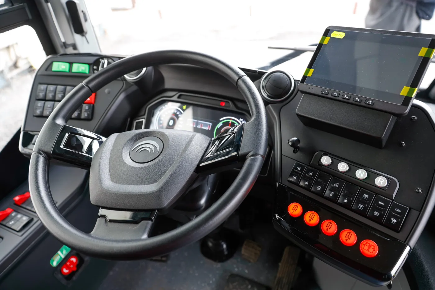 Bezpieczeństwo w transporcie publicznym. Jak nowe systemy zmieniają pracę kierowców autobusów