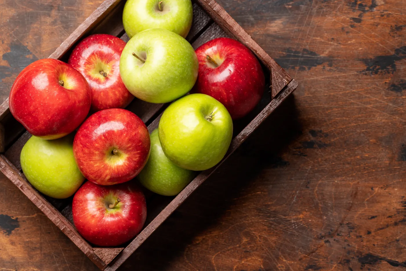 Ciasto Wiewiórka - tradycyjny przepis na wilgotne ciasto z jabłkami i orzechami