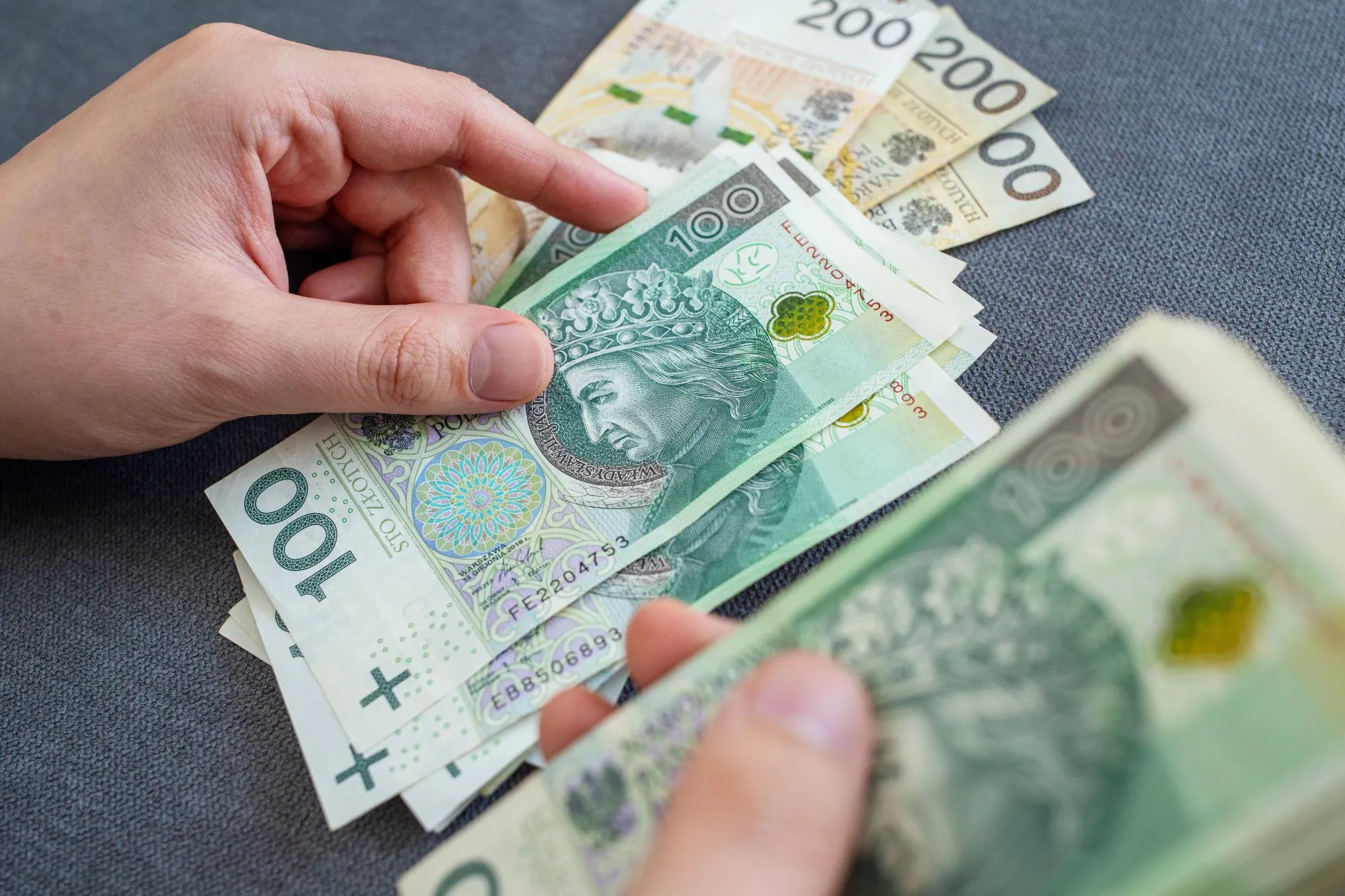 Nawet 4352 zł miesięcznie bez względu na dochód. Kto i jak może dostać świadczenie z ZUS?