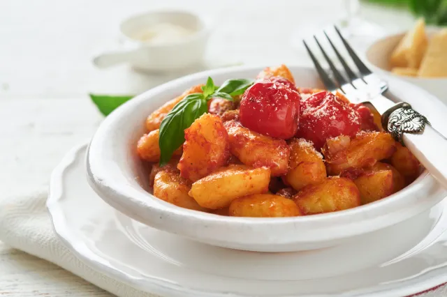 Pyszny obiad na poniedziałek. Podajemy przepis, Ty gotujesz. Szare kluski z pomidorami jak u babci