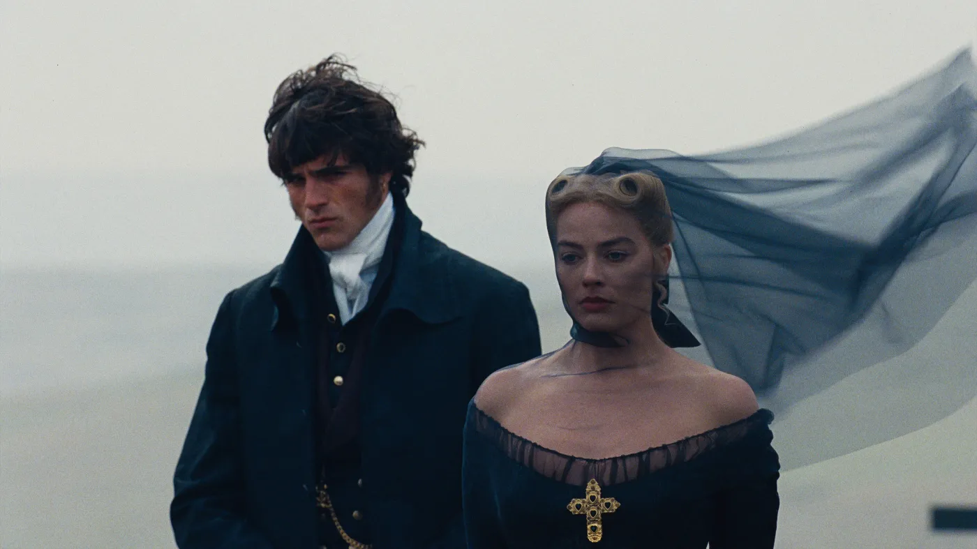 Jacob Elordi i Margot Robbie w filmie "Wichrowe Wzgórza"