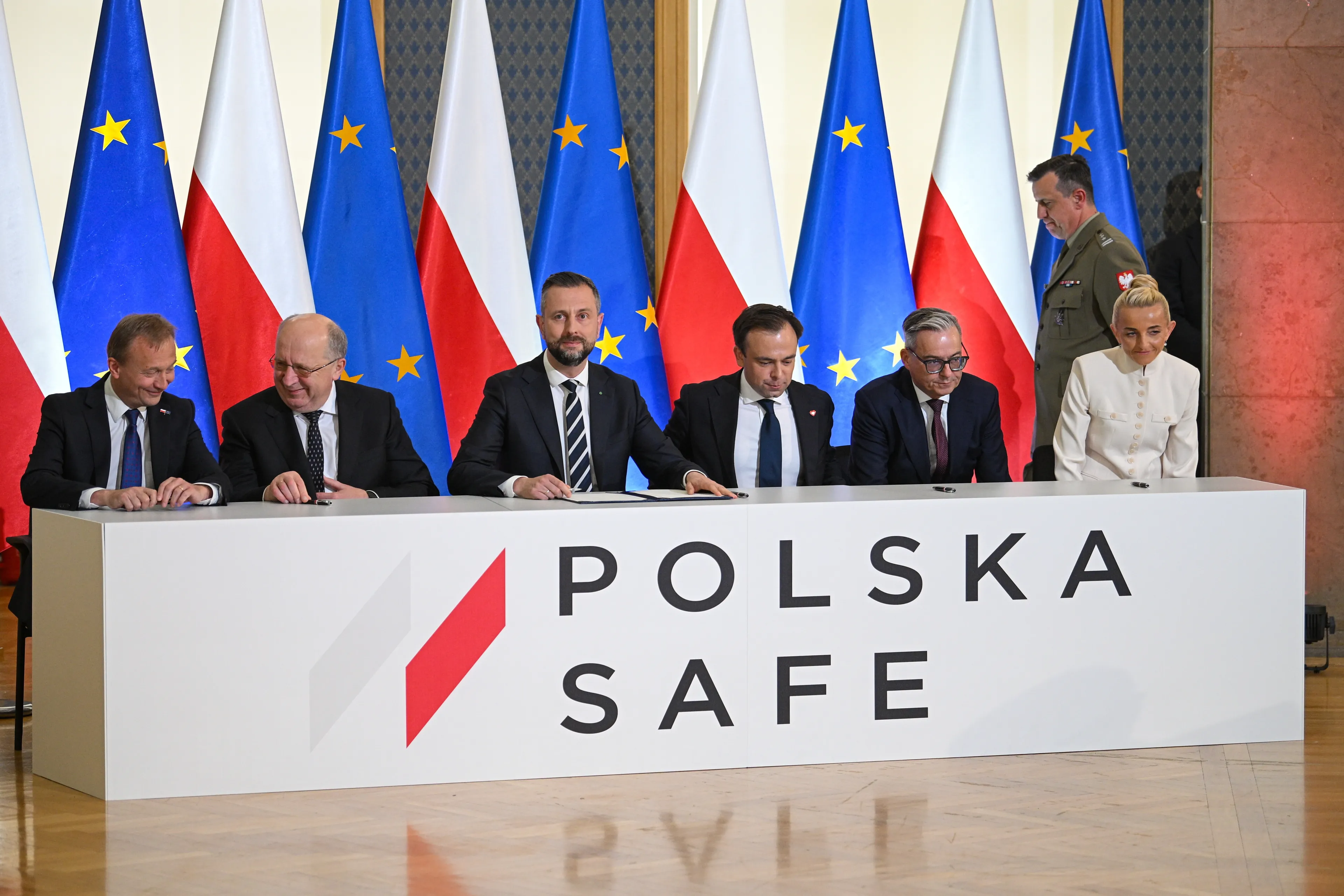 Umowa ws. SAFE podpisana. Będą projekty na 44 mld euro - "czeka nas bogaty maj"