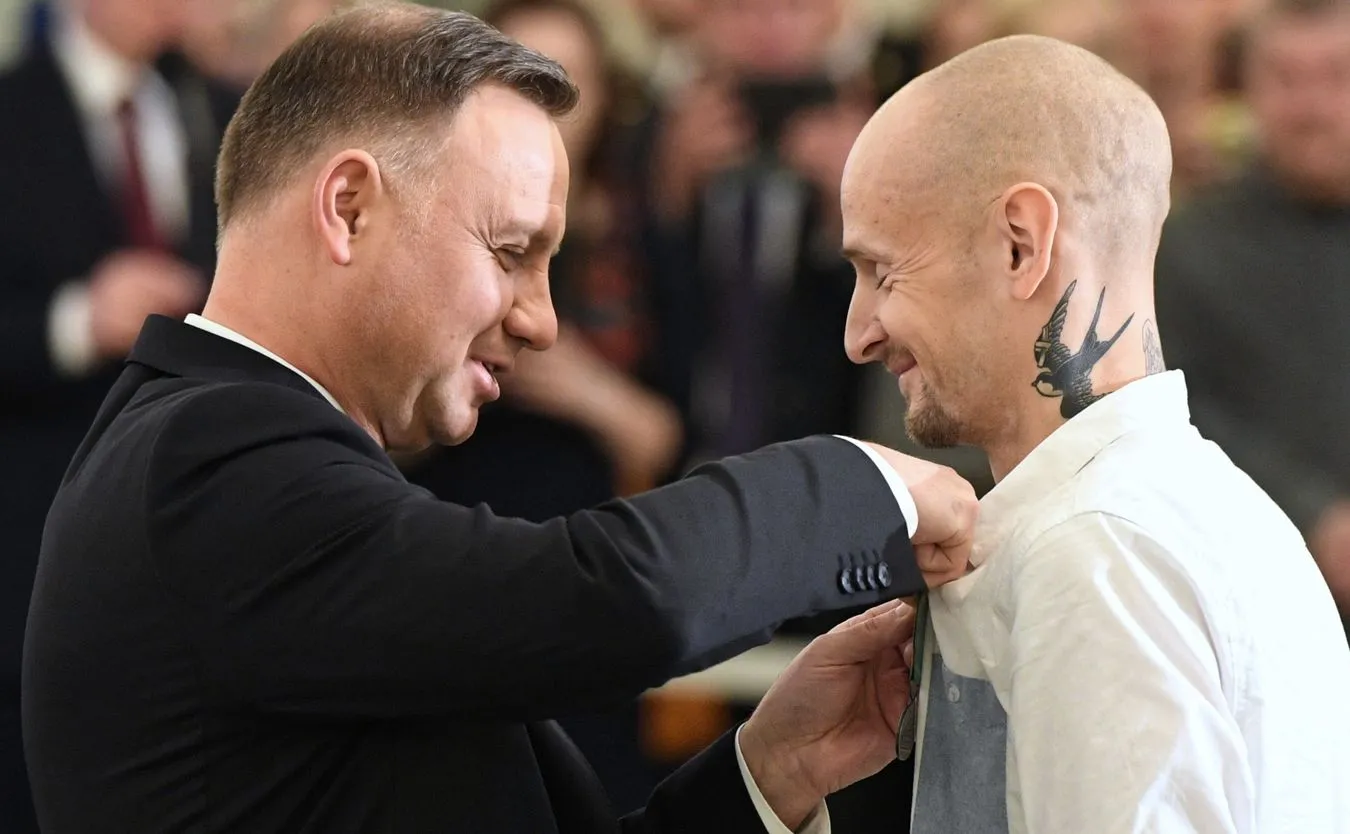 Prezydent Andrzej Duda  i odznaczony Bartłomiej Kostecki