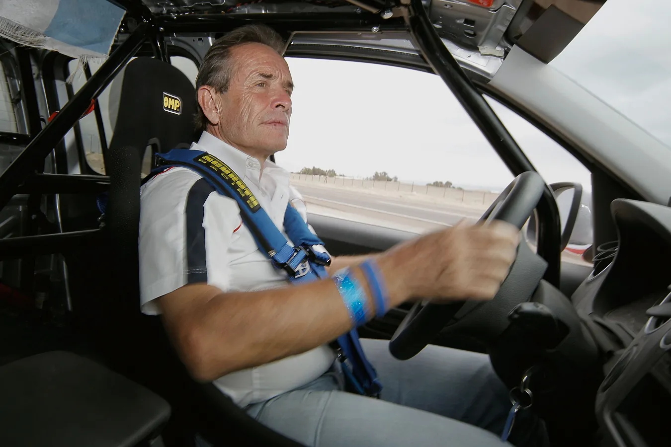 2863390-jacky-ickx-im-volkswagen-amarok-auf-der-rallye-dakar-2010.jpg