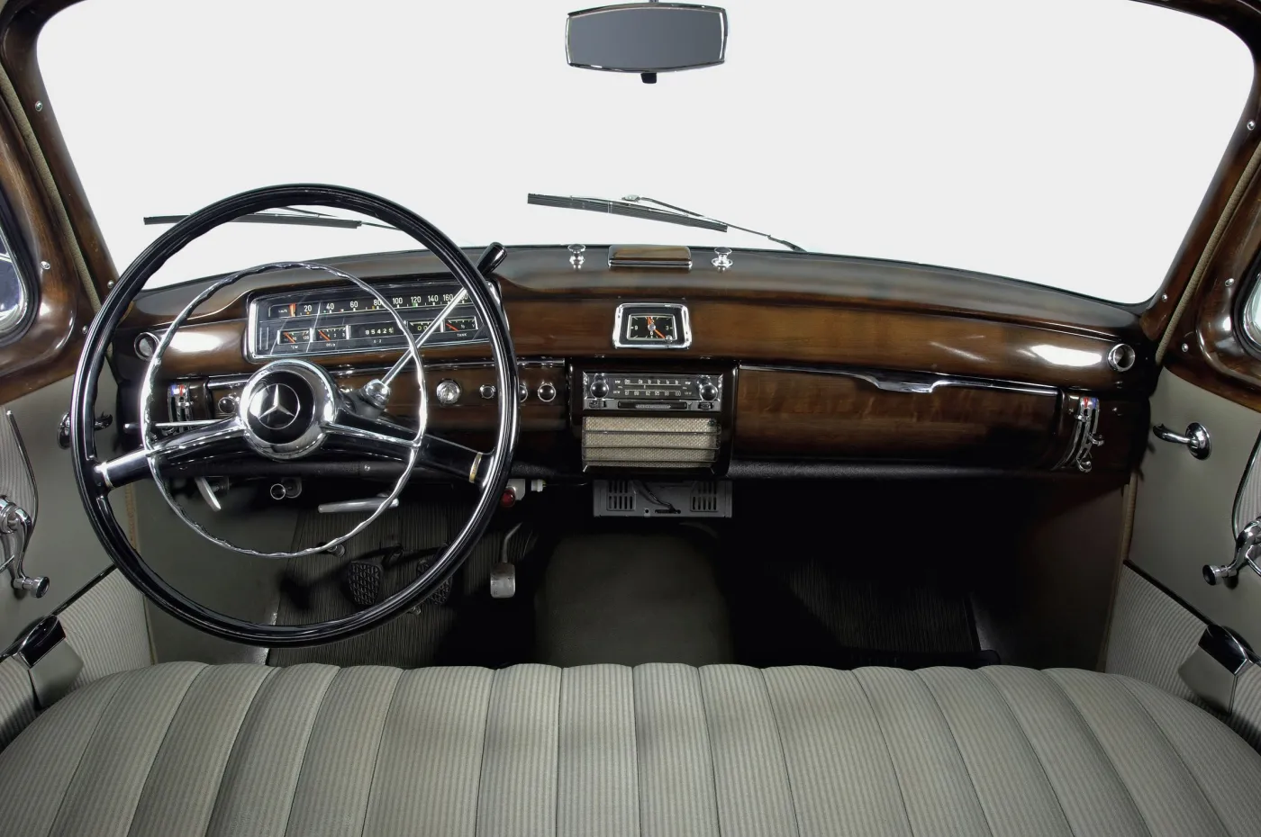 Niezwykły mercedes ministra zdrowia. Łukasz Szumowski właścicielem motoryzacyjnej perełki