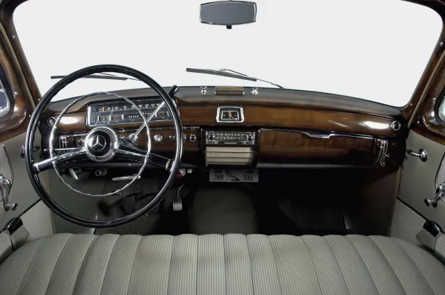 Niezwykły mercedes ministra zdrowia. Łukasz Szumowski właścicielem motoryzacyjnej perełki