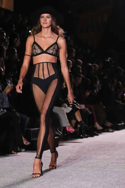 pokaz-kolekcji-etam-wiosnalato-2021-na-paris-fashion-week-28233965.jpg
