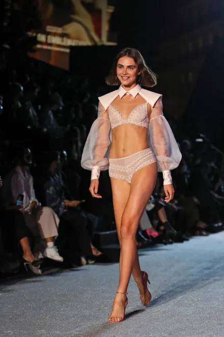 pokaz-kolekcji-etam-wiosnalato-2021-na-paris-fashion-week-28233978.jpg