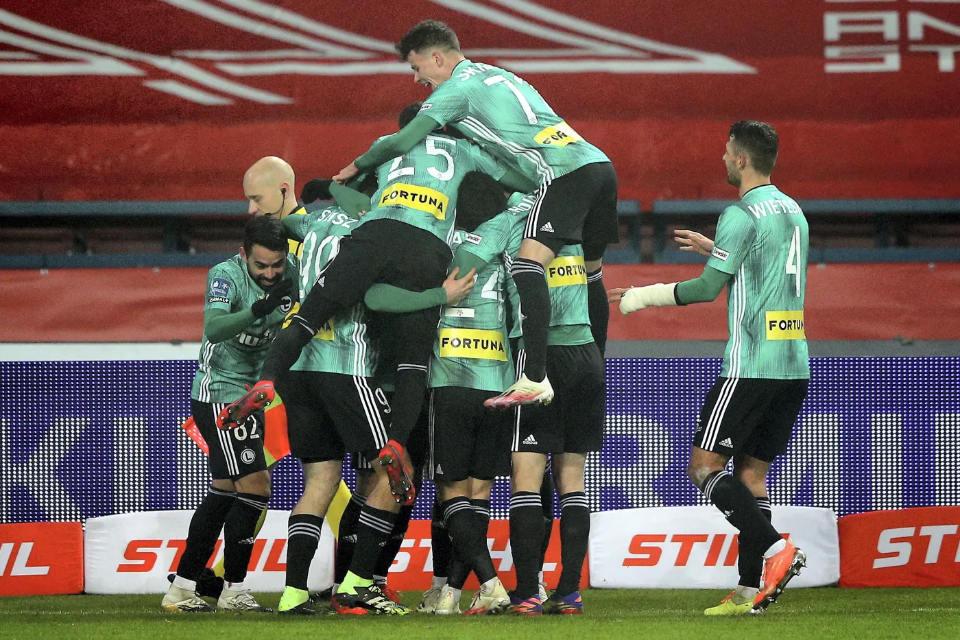 Wisła była blisko zwycięstwa, ale Legia miała Boruca i Pekharta [WYNIKI i TABELA]
