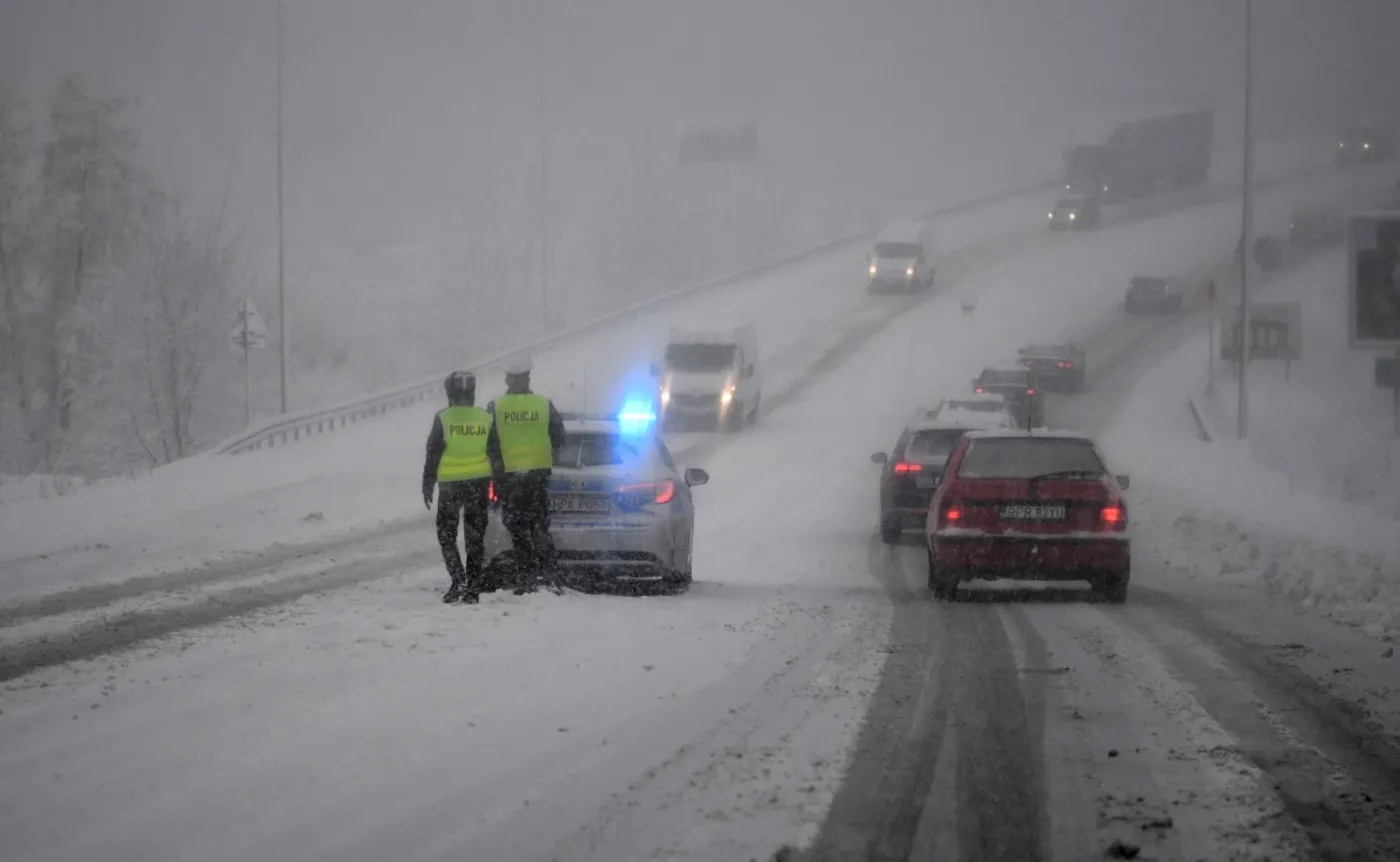 Ślisko na drogach. Śnieg i deszcz utrudniają jazdę samochodem. Gdzie jest najgorzej?