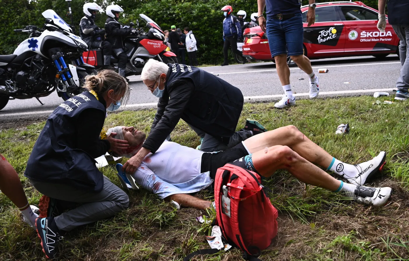 Feralny start Tour de France. Z wyścigu wycofał się kolejny kolarz