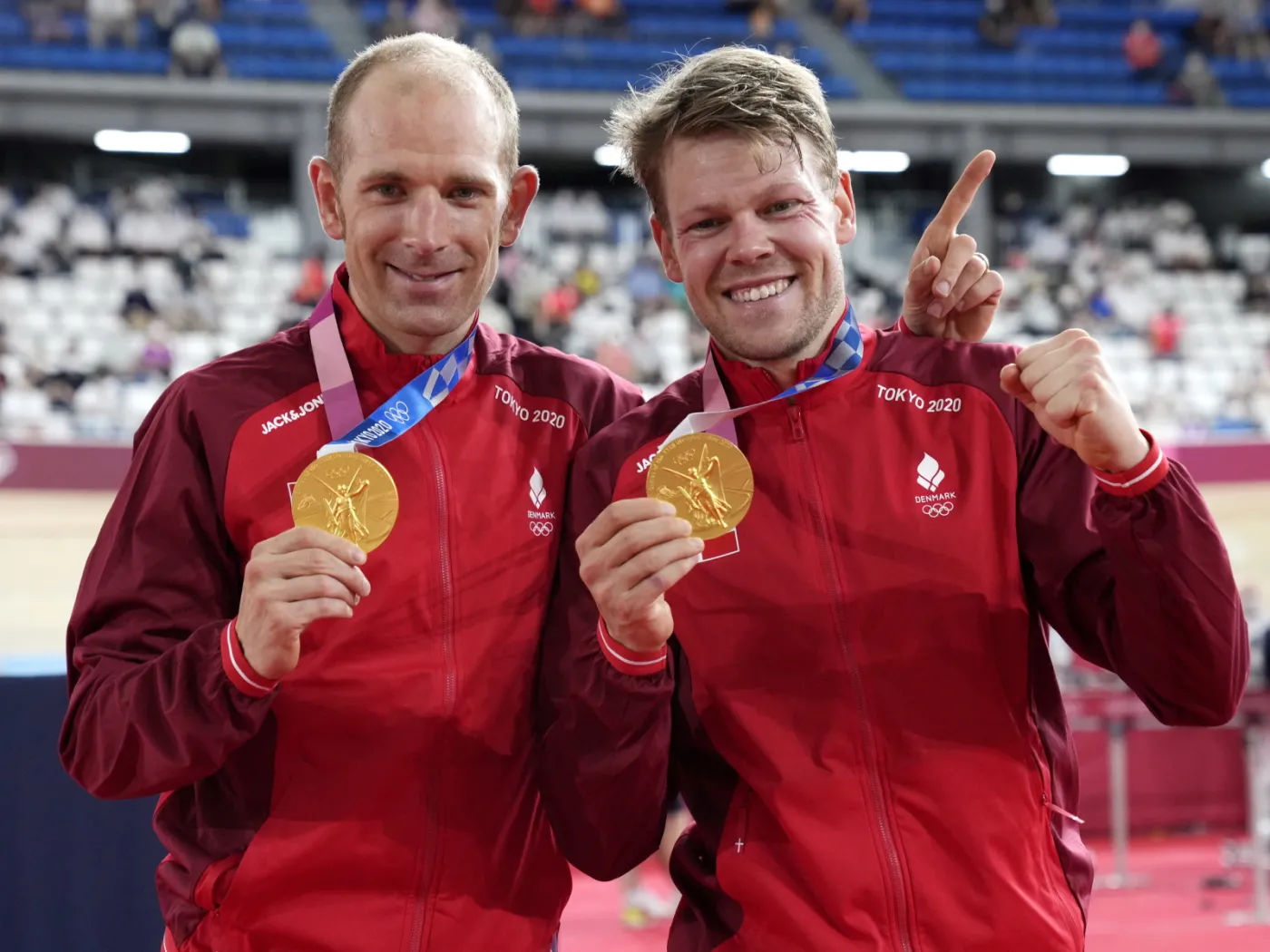Michael Morkov (L) i Lasse Hansen (P) po ceremonii medalowej