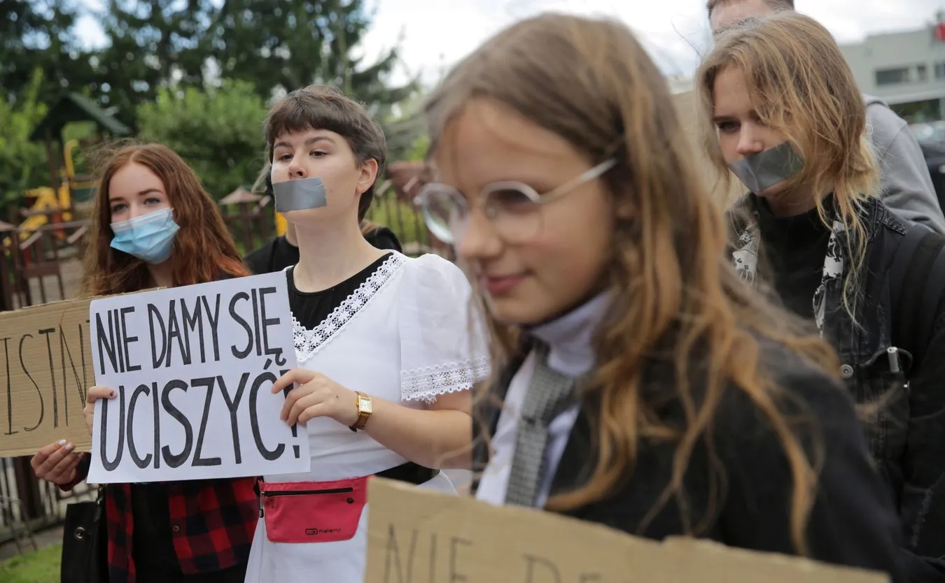 Niemy protest uczniów podczas wizyty Czarnka. "Trzeba ustalić, dlaczego nie są w szkole"