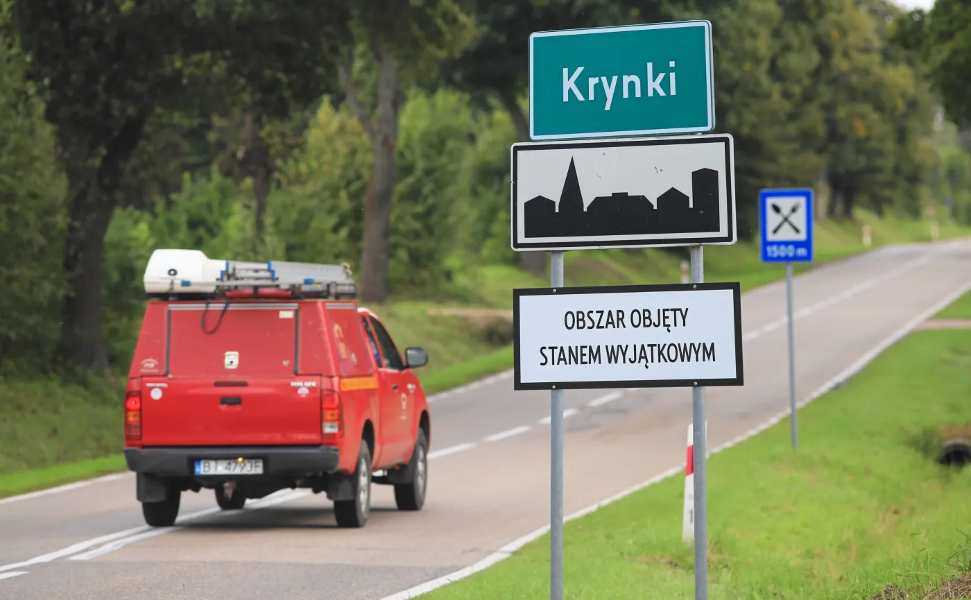 krynki-tablica-z-napisem-obszar-objety-stanem-wyjatkowym-37236987.jpg