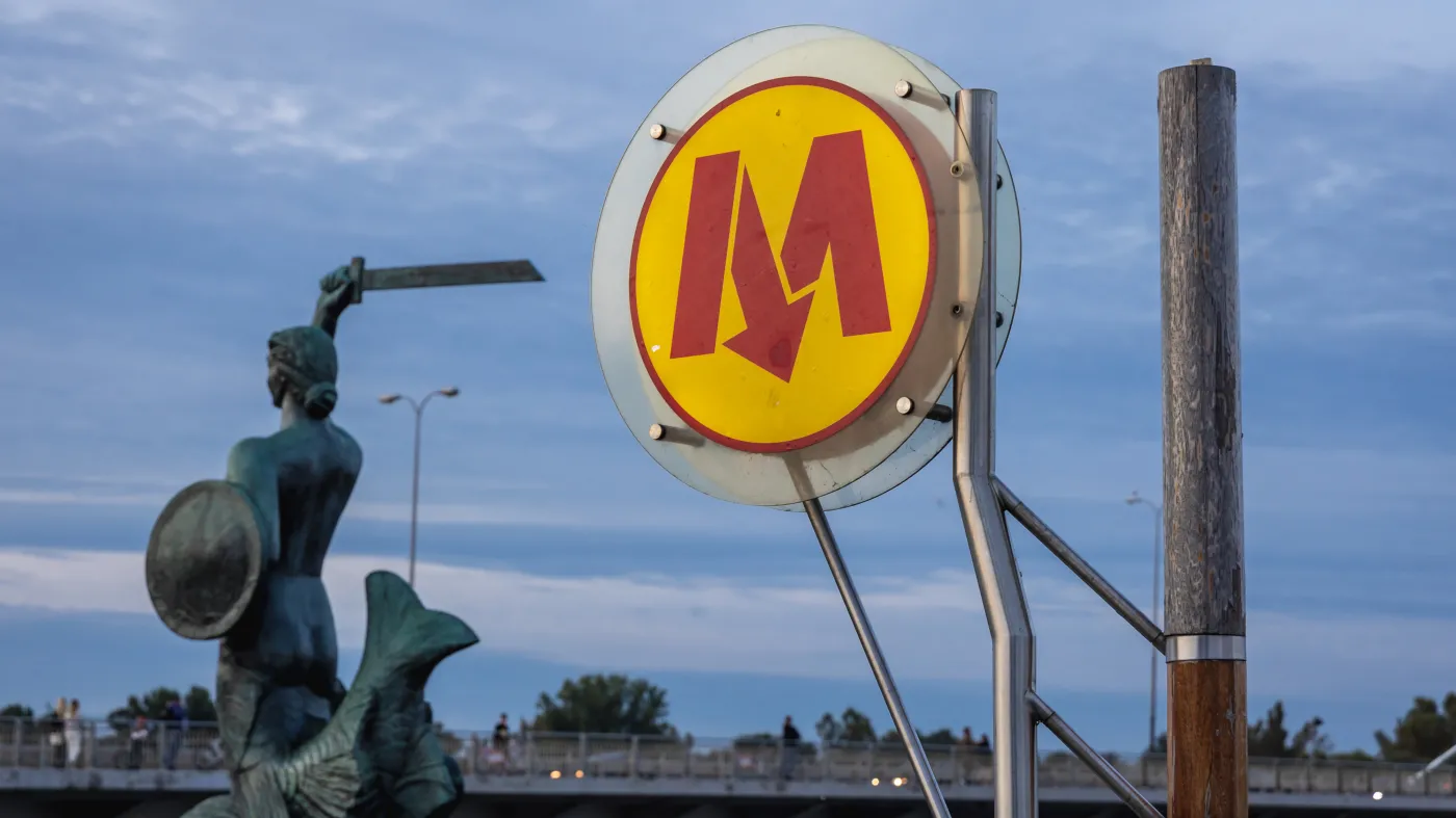 Warszawa Metro stacja znak logo komunikacja transport Metro Warszawskie Pomnik Syreny