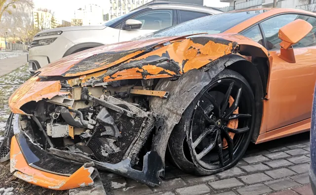 Lamborghini rozbite w Warszawie. Sprawca przesłuchany przez policję
