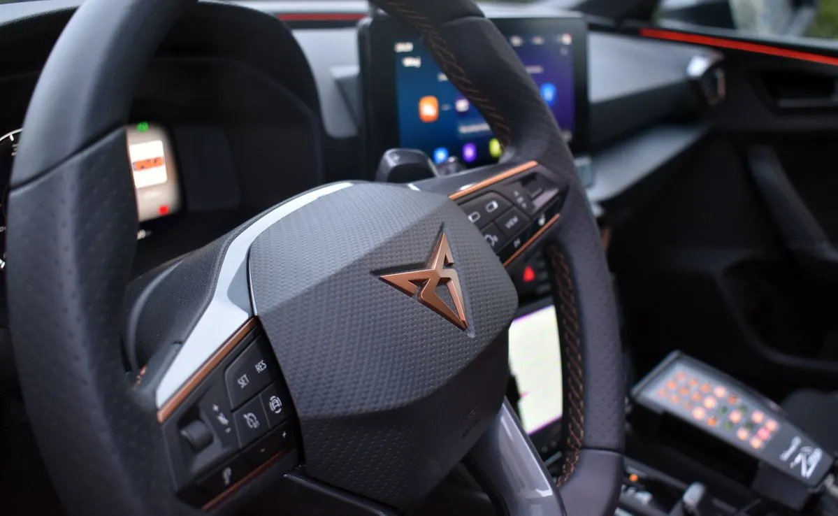cupra-leon-to-nowy-radiowoz-policji-z-wideorejestratorem-37363015.jpg
