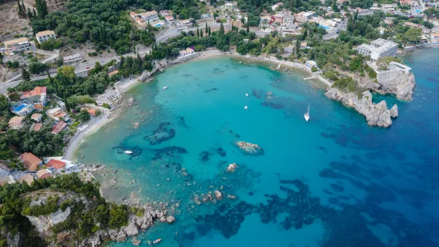 Grecja ostrzega turystów. Grzywna nawet 1000 euro za niewinną pamiątkę z plaży