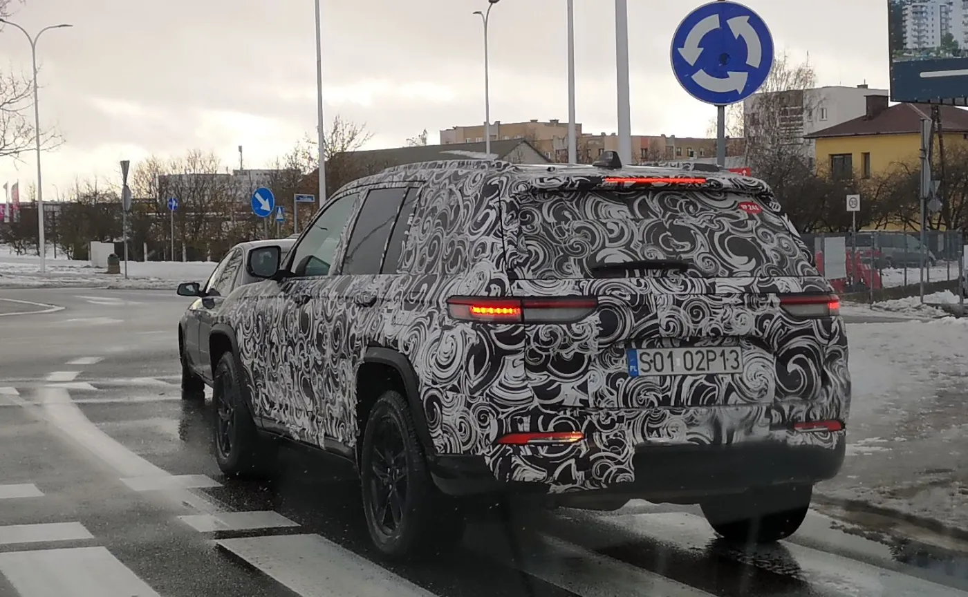 jeep-grand-cherokee-nowej-generacji-przylapany-w-suwalkach-37364838.jpg