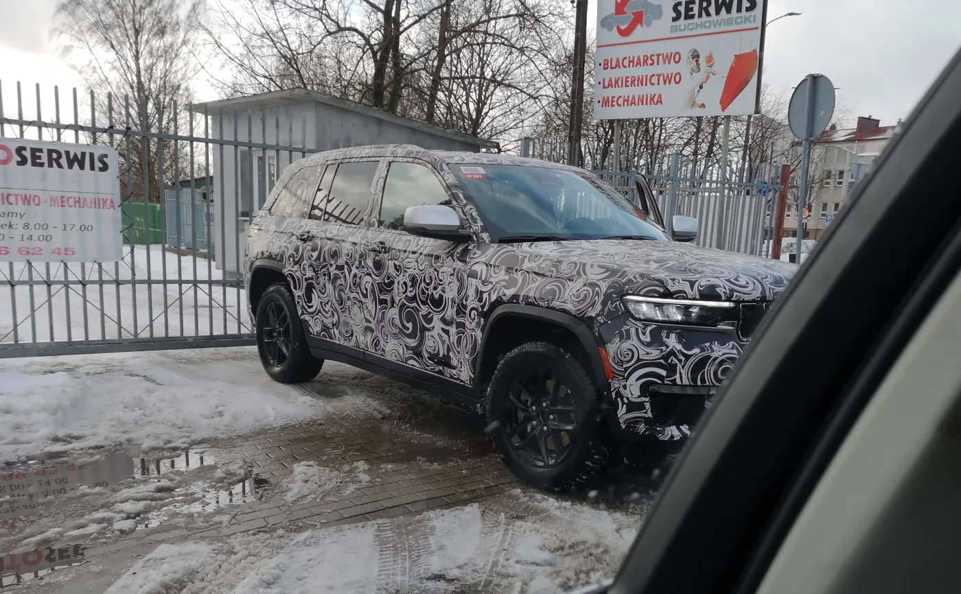 jeep-grand-cherokee-nowej-generacji-przylapany-w-suwalkach-37364914.jpg