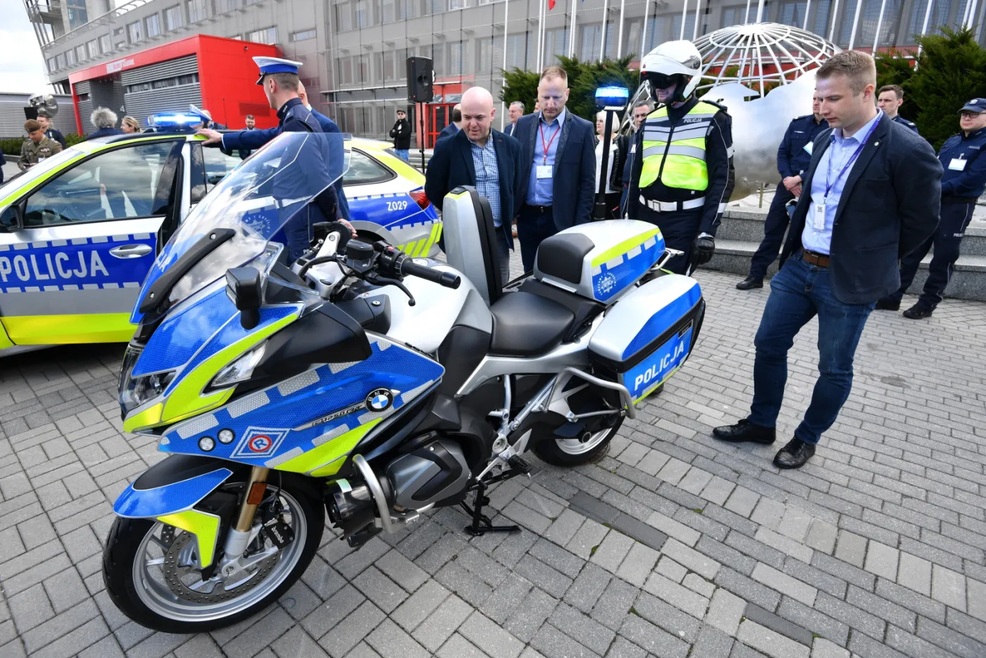 policja-ujawnila-nowe-oznakowanie-radiowozow-i-motocykli-37443286.jpg