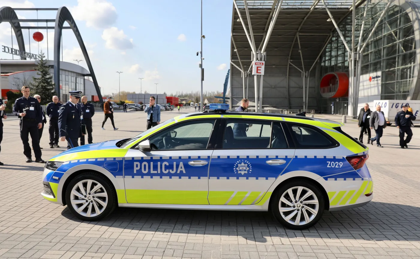 policja-ujawnila-nowe-oznakowanie-radiowozow-i-motocykli-37443433.jpg