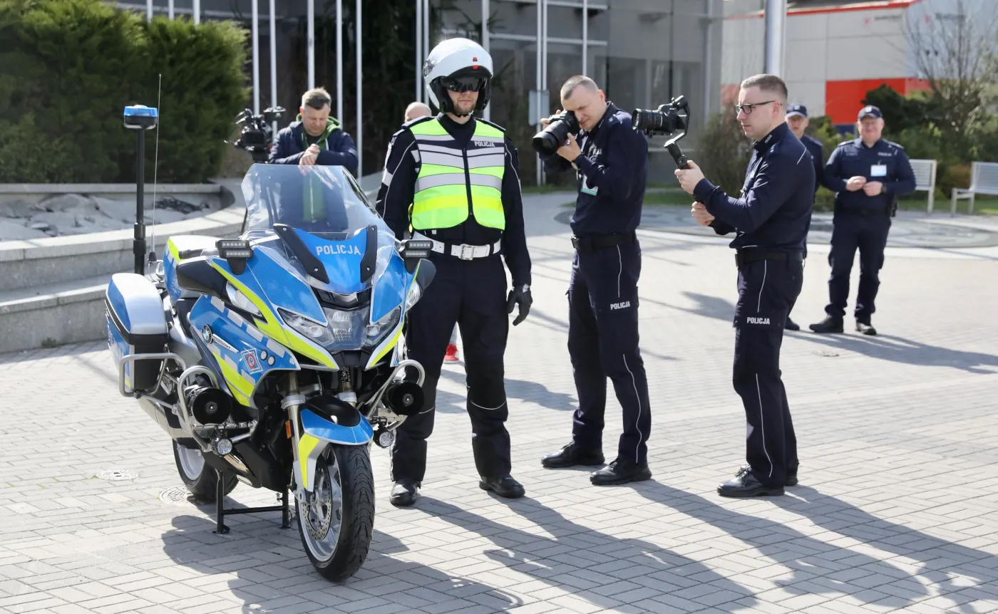 policja-ujawnila-nowe-oznakowanie-radiowozow-i-motocykli-37443449.jpg