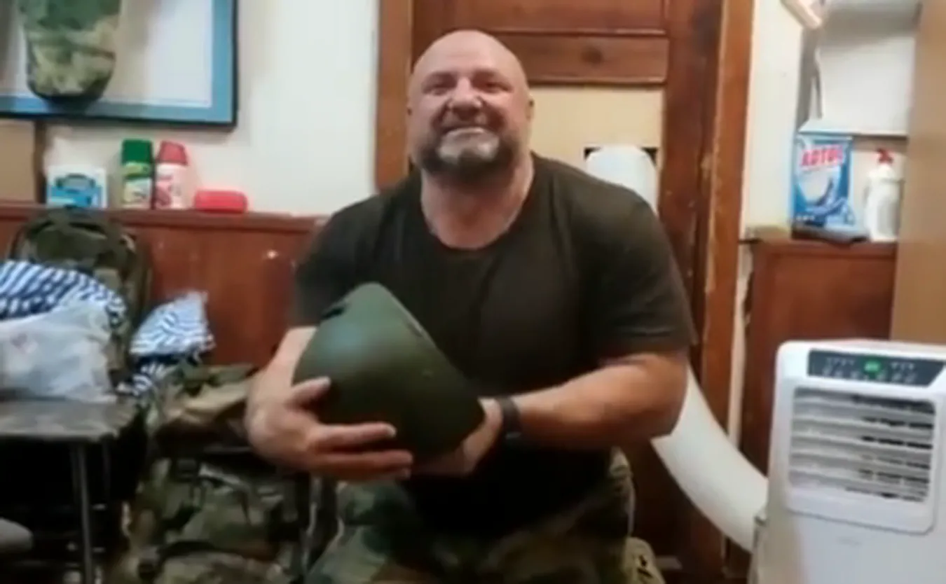 Oto hełm "drugiej armii świata". Ukrainiec "przetestował" go pięścią. NAGRANIE