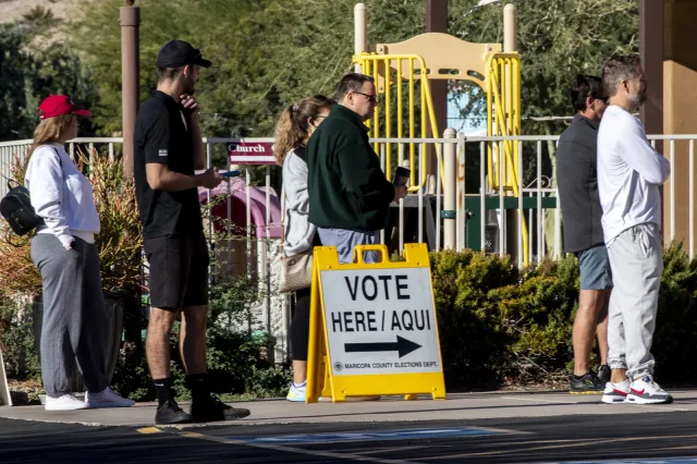 Masowe awarie maszyn wyborczych w Arizonie. "Nikt nie zostanie pozbawiony prawa głosu"