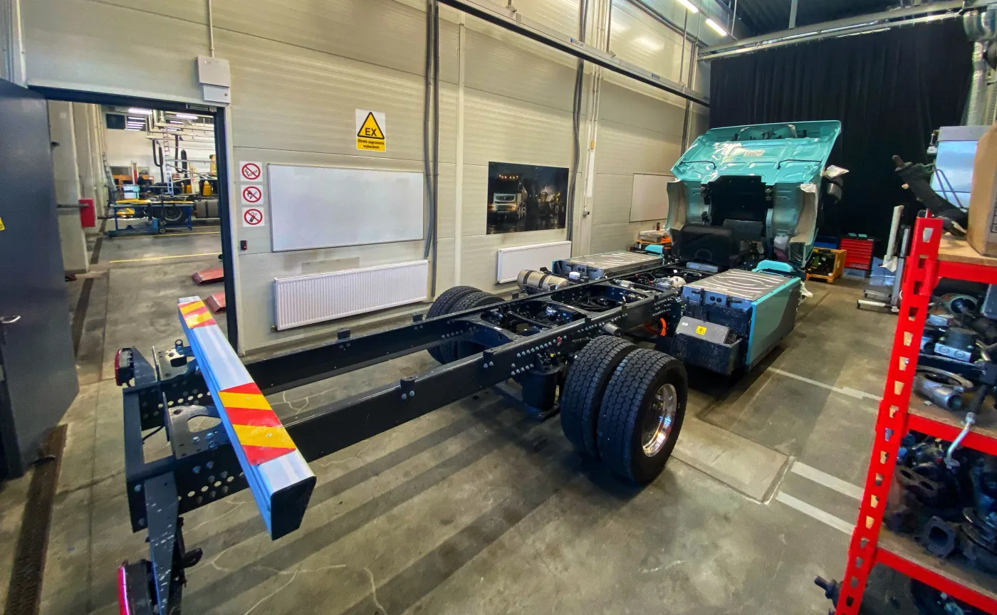 Eksperci Volvo Trucks uczyli strażaków nie tylko w kwestii gaszenia pożarów samochodów elektrycznych