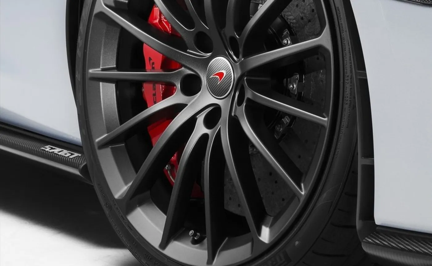 Przebite opony na drodze gminnej. Rachunek z ubezpieczalni na prawie PÓŁ MILIONA zł