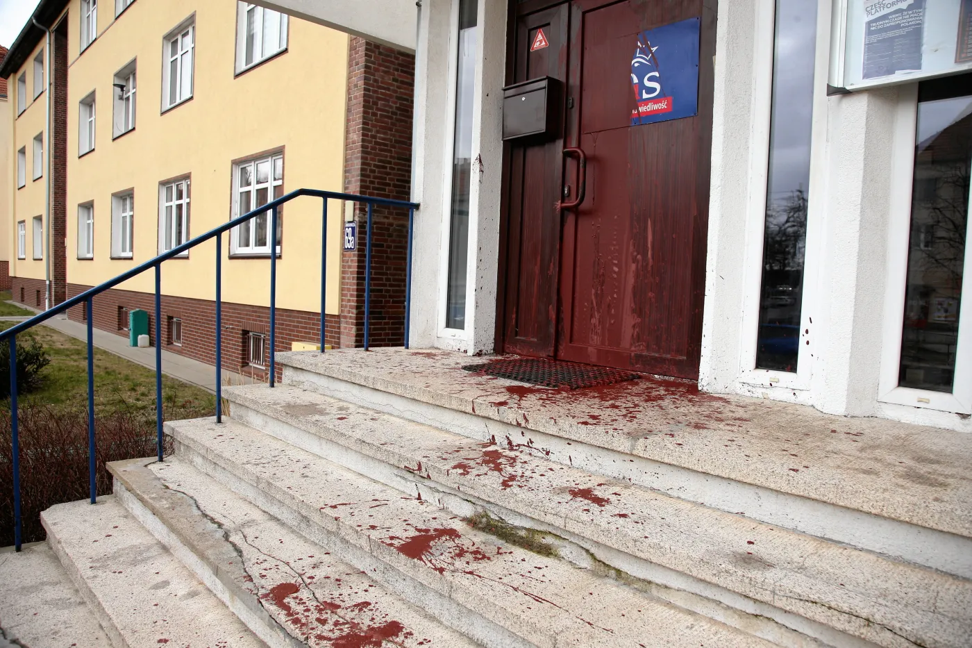 "Macie krew na rękach". Siedziba PiS w Szczecinie oblana farbą, policja szuka sprawców