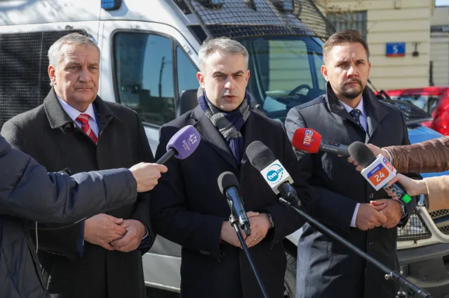 Braki kadrowe w policji. Lewica żąda wyjaśnień od Kamińskiego