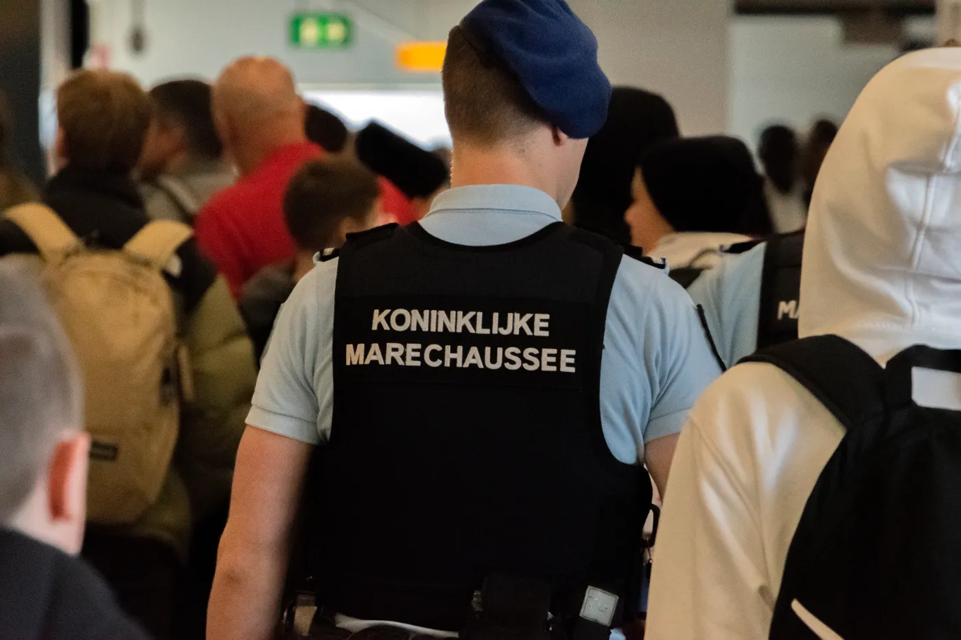 Pasażerowie w długich kolejkach na lotnisku Schiphol. "Tym razem brak żandarmów"