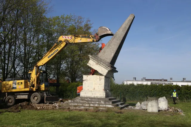 Rozbiórka sowieckiego pomnika w Głubczycach. "Rosjanom się wydaje..."