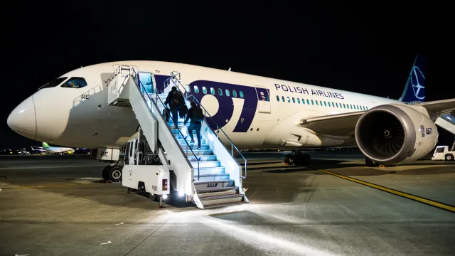 Awaryjne lądowanie samolotu na Lotnisku Chopina. "Zapach spalenizny"