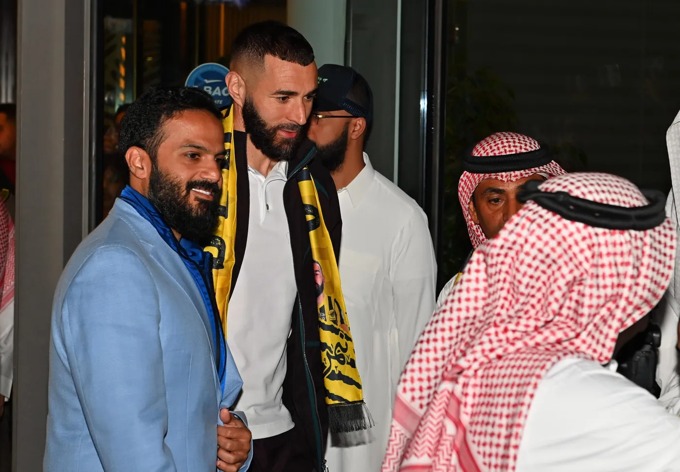 karim-benzema-oficjalnie-powitany-przez-kibicow-alittihad-37828577.jpg