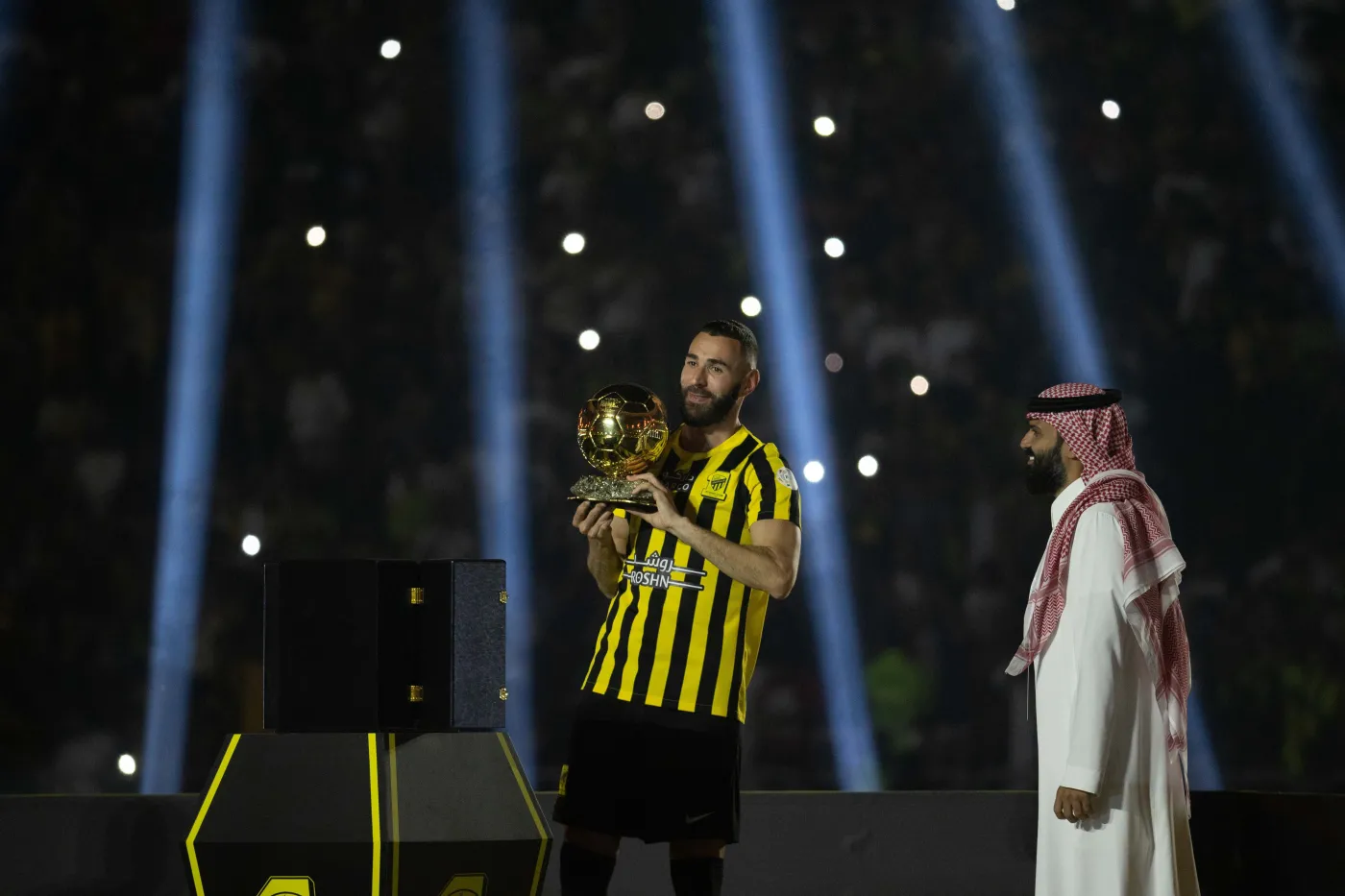 karim-benzema-oficjalnie-powitany-przez-kibicow-alittihad-37828582.jpg