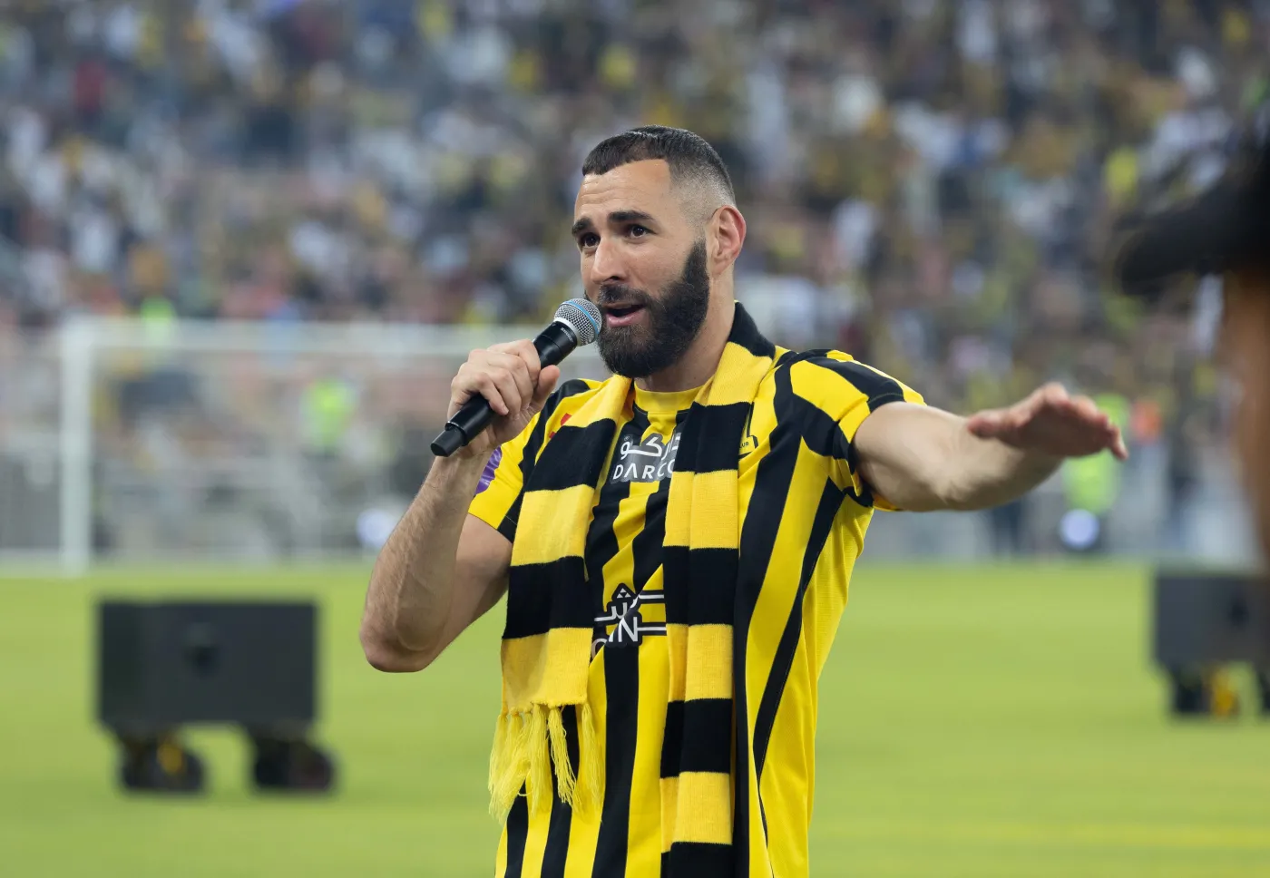 karim-benzema-oficjalnie-powitany-przez-kibicow-alittihad-37828587.jpg