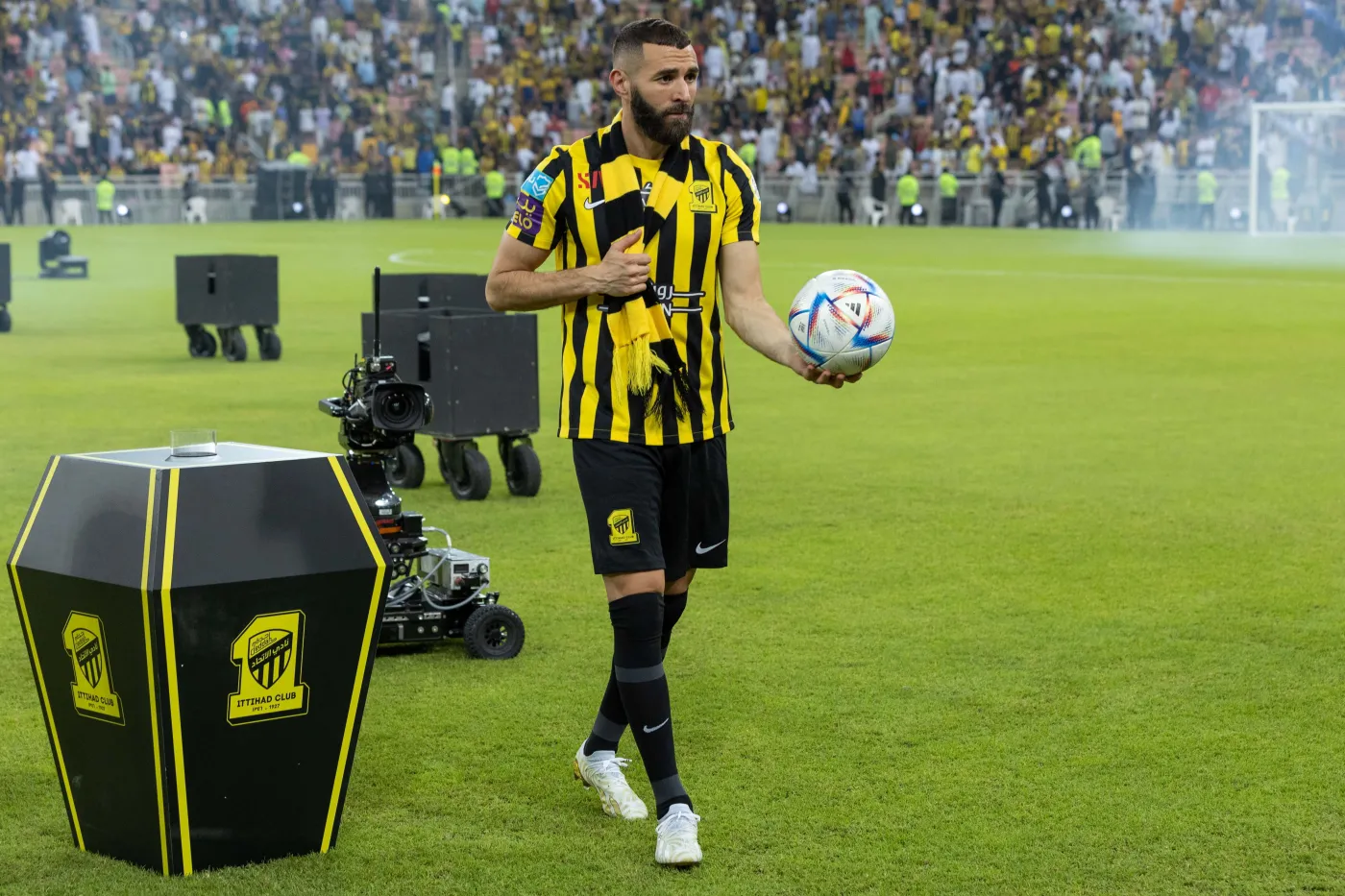 karim-benzema-oficjalnie-powitany-przez-kibicow-alittihad-37828592.jpg